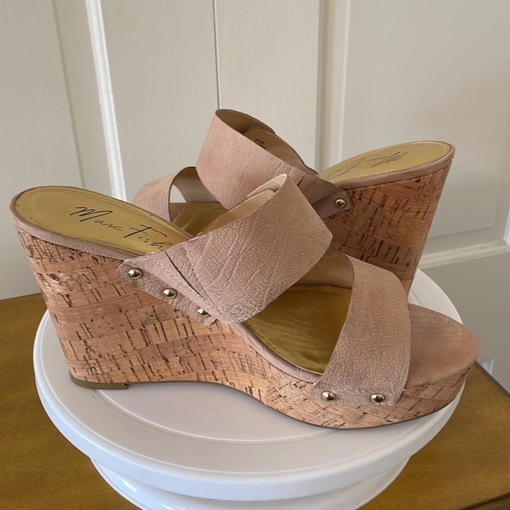 👍🏼 Marc Fisher neutral platform Sandals Size 8.5 👍🏼